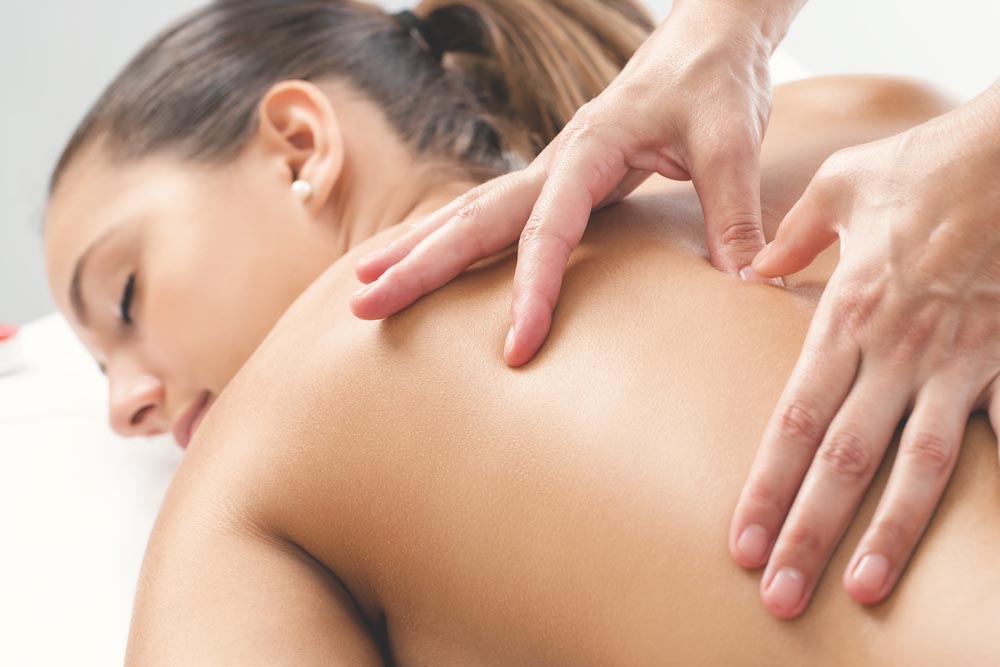 Faszienmassage-frau-dr-chichaki-schoenheitschirurg-wien-shutterstock_316572950.jpg